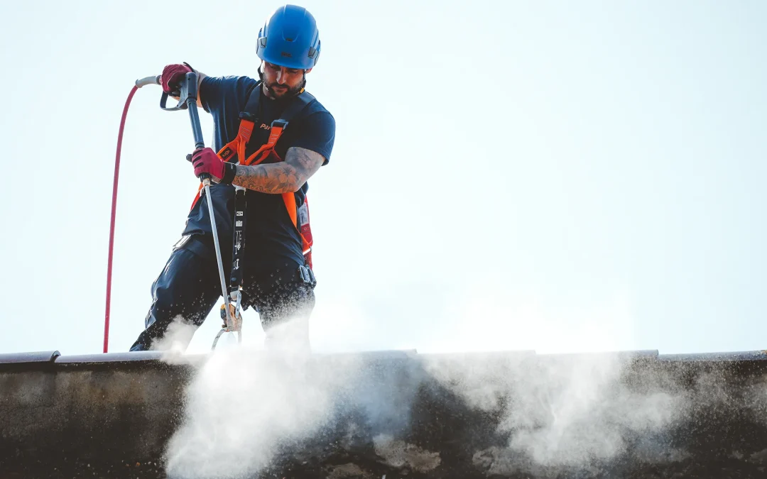 Comment nettoyer une façade sans l’abîmer ? La méthode utilisée sur les bâtiments sensibles